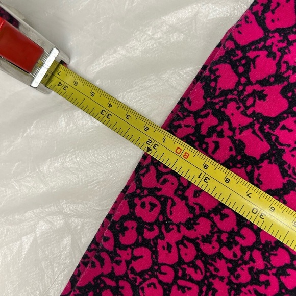 Diane Von Furstenberg magenta pebble print
Reina shift dress Size 2 DVF - Picture 9 of 10